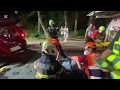澎湖自小客車撞燈桿一對祖孫受困車內，消防隊員救出送醫。