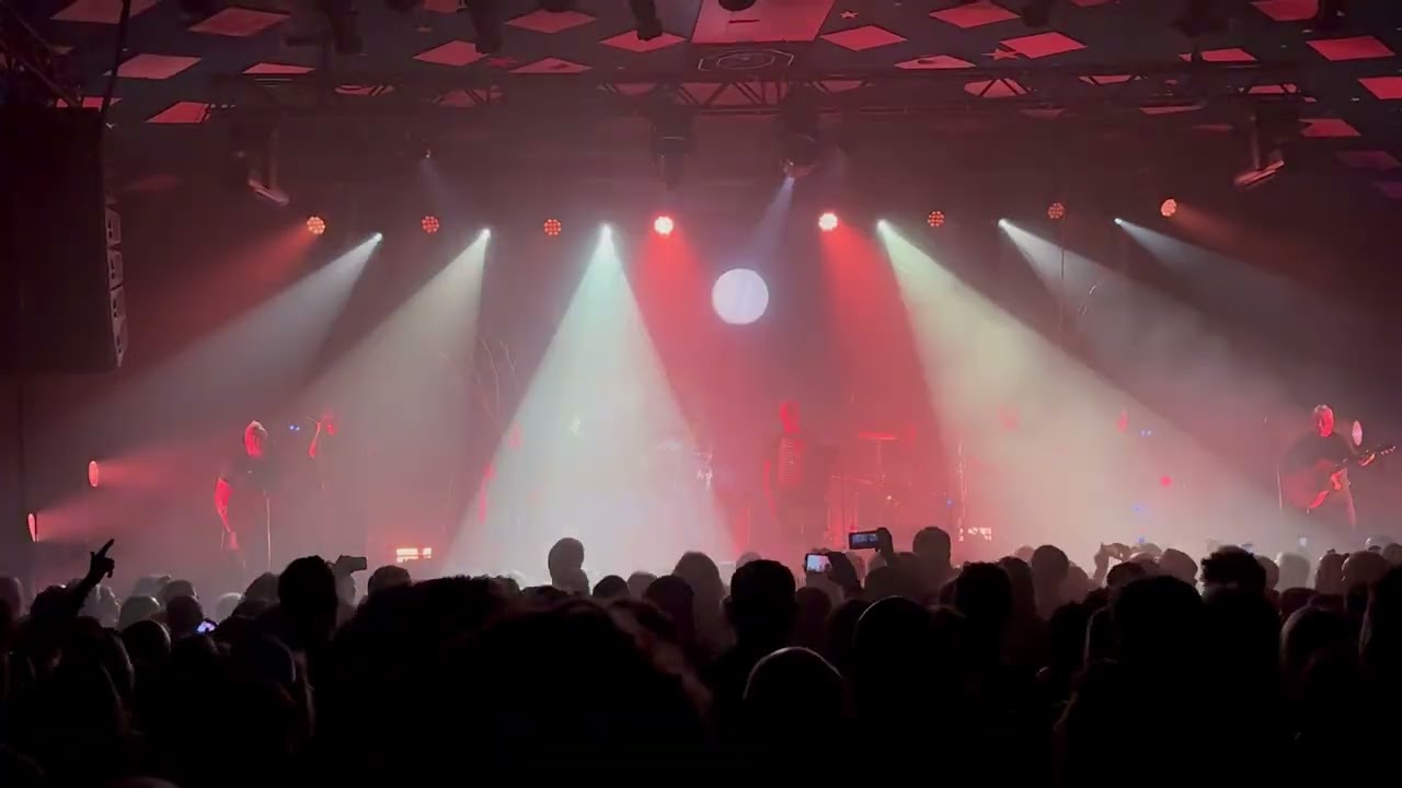 Beluga Lagoon - Isla (Live at Barrowlands, Glasgow, 10/4/2026) adlı videoyu YouTube'da izle Beluga Lagoon - Isla (Live at Barrowlands, Glasgow, 10/4/2026) adlı videoyu YouTube'da izle