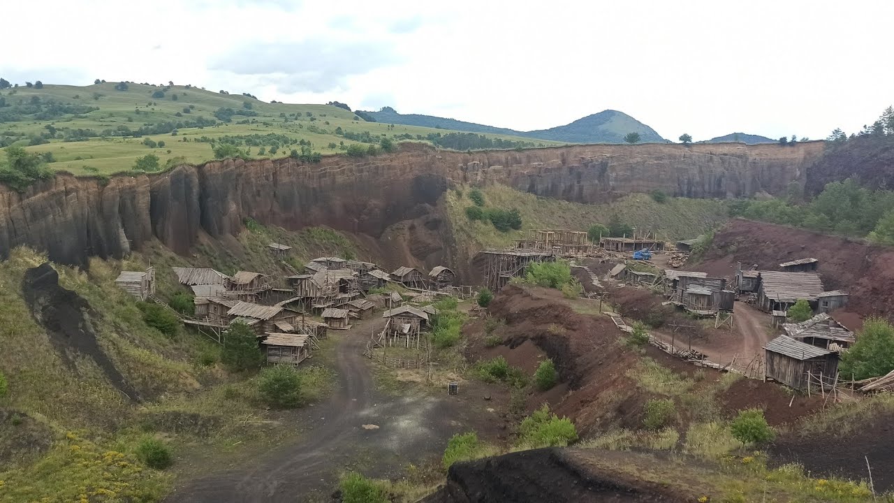 Complexul Geologic Racoș: Vulcanul, Lacul de Smarald, Coloanele de Bazalt și Castelul Sükösd-Bethlen