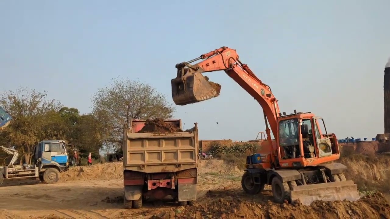 Doosan _5/140 loading truck 🚒 of soil