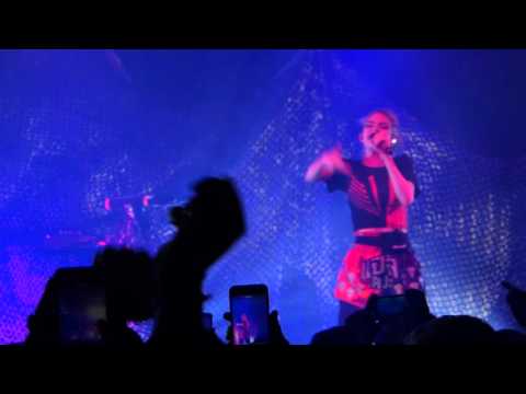Grimes - Oblivion live Manchester Academy 12-03-16