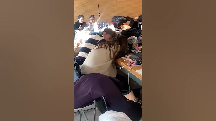 大学和高中最大的区别应该就是这个吧？ #大学老师 #小趴菜 #抖音 - 天天要闻