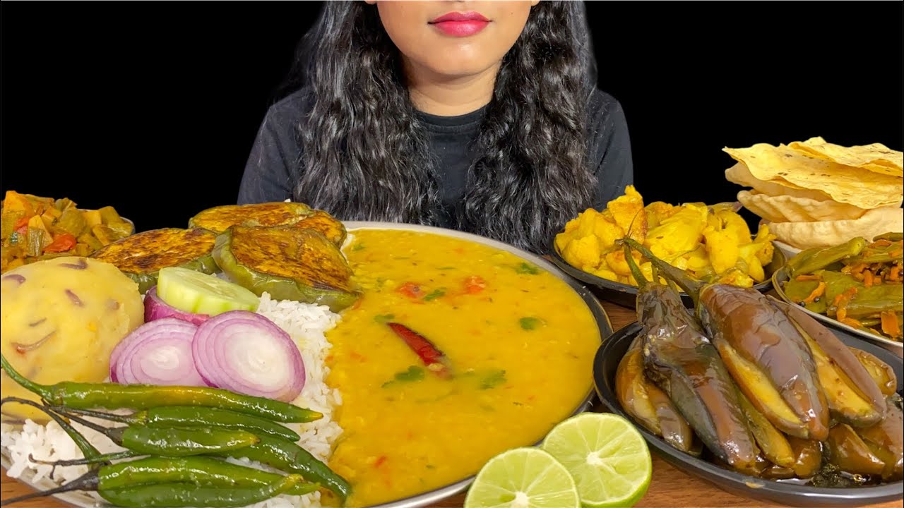EATING DAAL RICE BAIGAN FRY ALU BHARTA MIXED FRY GOBI FRY ALU PYAAZ SAAG FRY & PAPAD | ASMR | 