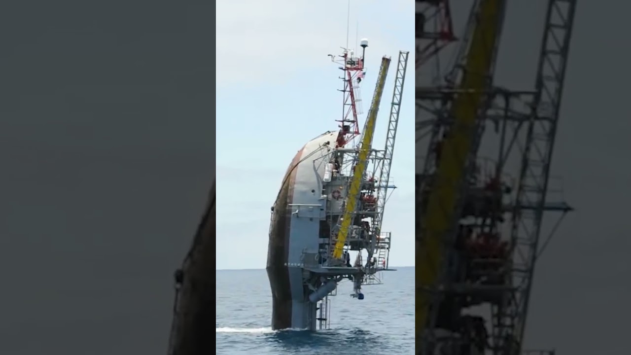 Dieses Schiff steht senkrecht auf dem Wasser 