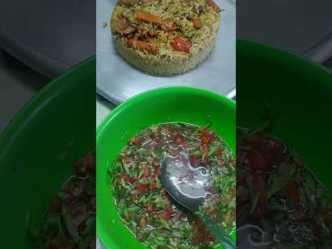 اعملت طبخه مقلوبه بالدجاج بالخضار بالجزر والباذنجان والبطاطا مع طبق من السلطه صحتين وعافيه