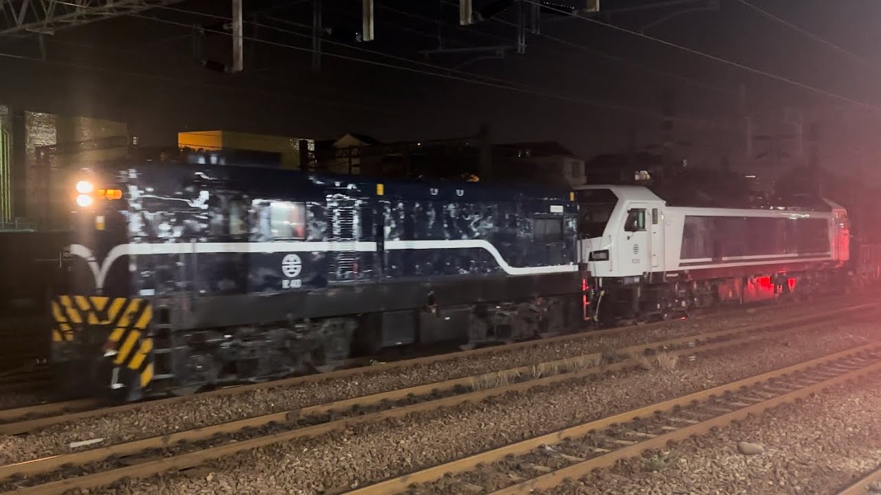 台鐵 7501次 散裝貨列 本務R40海軍藍柴電機車 回送R208柴電機車 彰化鳴笛抵達 / TRA navy blue EMD G12 ...