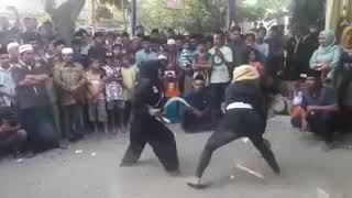 SENI PENCAKSILAT MADURA CEWEK VS CEWEK (PAKAI CELURIT)