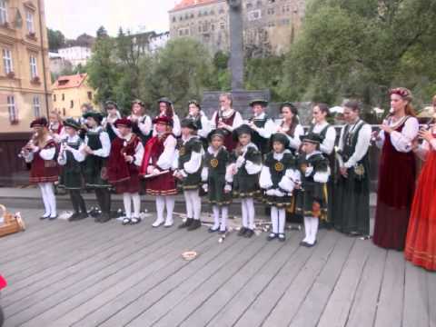 Video: Anfahrt Zum Festival Der Fünfblättrigen Rose In Der Tschechischen Republik