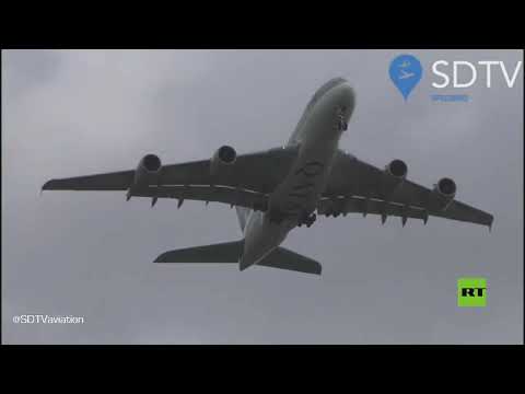 طائرة قطرية تتحدى رياح العاصفة أثناء الهبوط في مطار لندن
