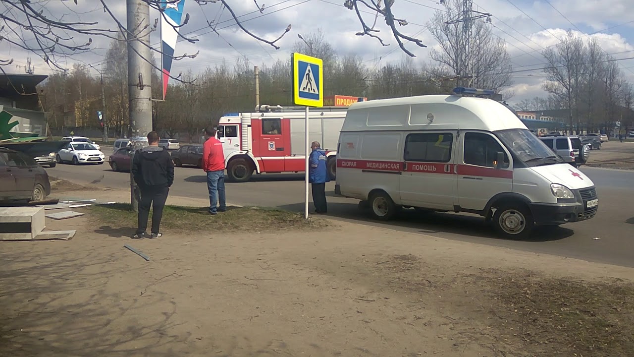 Грузовик раздавил машину