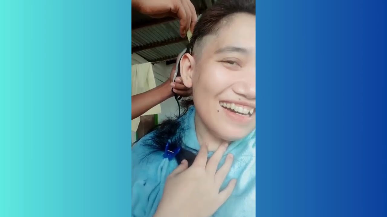 Муж бреет волосы жены