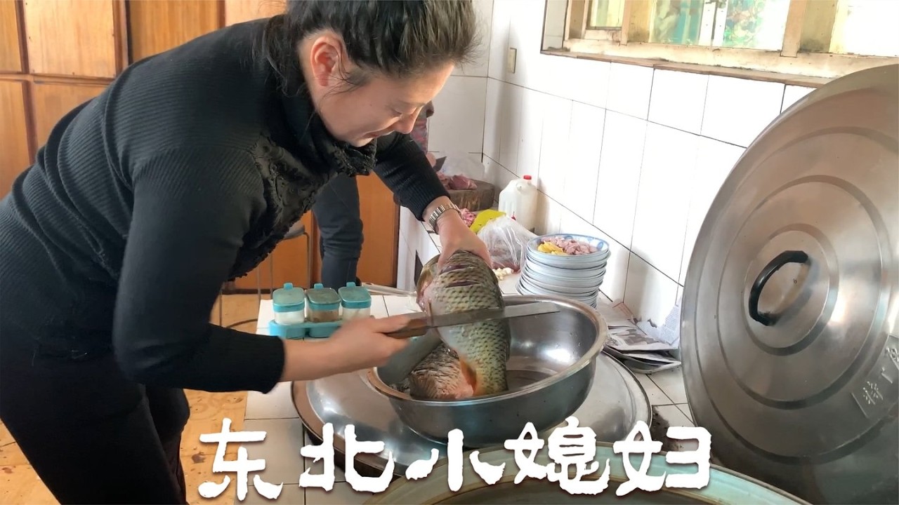 东北农村请客吃饭，村里小媳妇们都来帮忙，炖鸡、炖鱼、炖哈什蚂