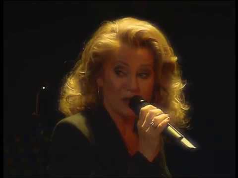Sheila en concert "L'absent" (Louis Amade/ Gilbert Bécaud)