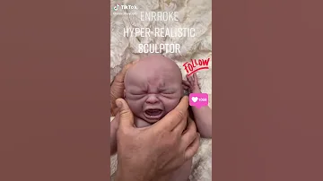 شوفو هذا الطفل حقيقي لو لعبة 