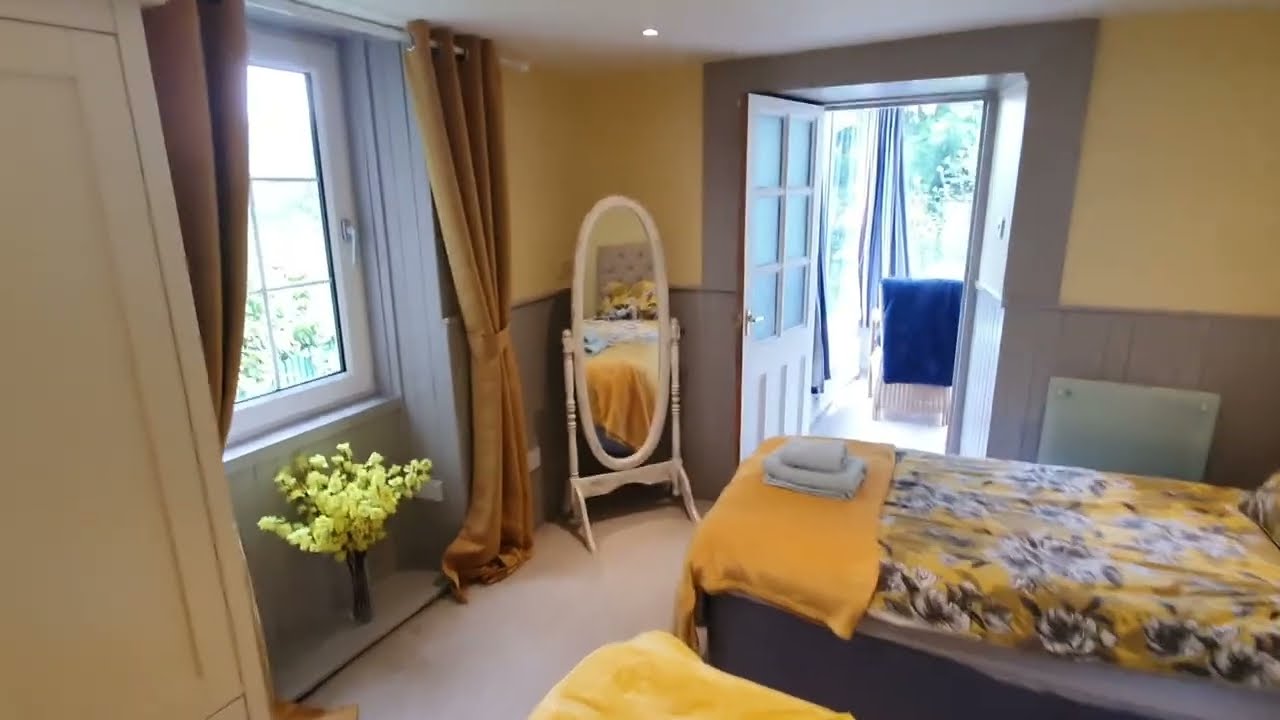 Cromla Cottage, walk through