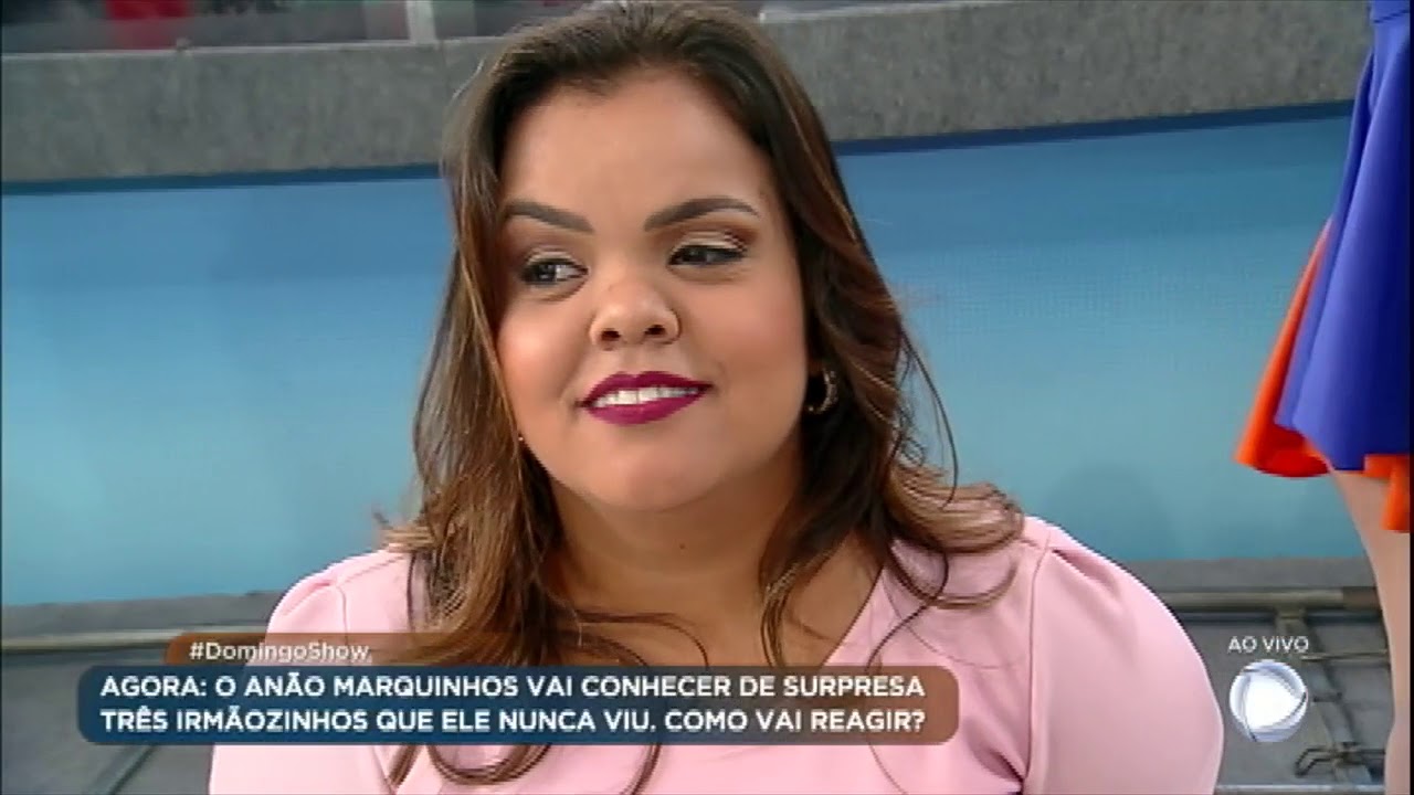 Marquinhos ganha surpresa e conhece irmãos no palco do Domingo Show
