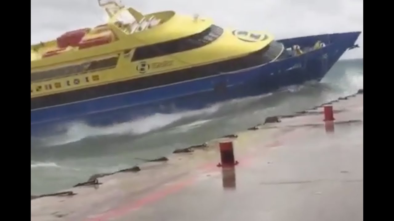 Playa del Carmen - Cozumel ferry battles strong winds and waves : r/videos