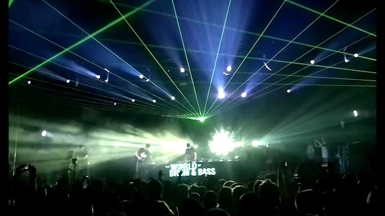 Live drum and bass. World of Drum and Bass 2014 Arena Moscow. Лазерное шоу концерт. Драм н бейс концерт. Танцы на сцене.