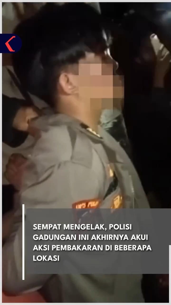 Seorang pria yang mengaku sebagai polisi diamuk massa setelah tertangkap basah membakar rumah warga.