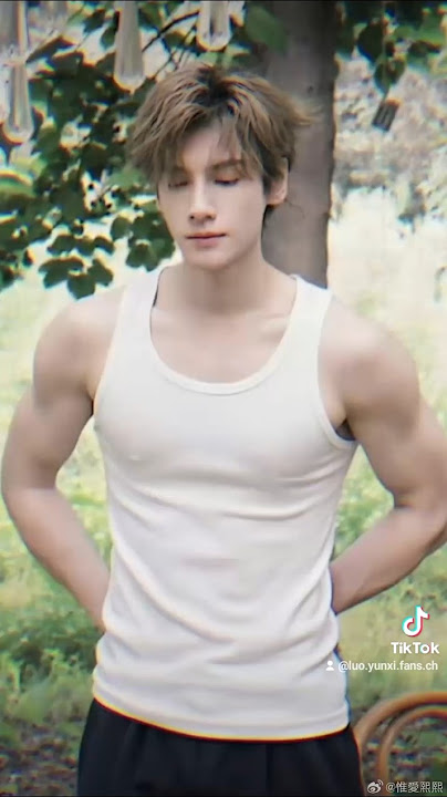 Meet the sexiest boy in town 😍 #luoyunxi #罗云熙leo #罗云熙 #actor #singer #balletdancer #esportplayer