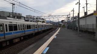 夕暮れの渋沢駅を発車する小田急1000形リニューアル車