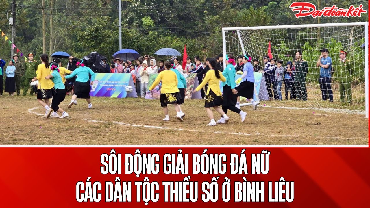 Quảng Ninh: Phụ nữ dân tộc thiểu số trong trang phục truyền thống đá bóng 