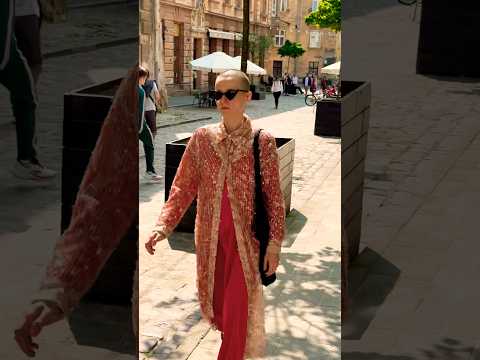 Золота накидка на червону сукню Львів літо мода львівплощаринок