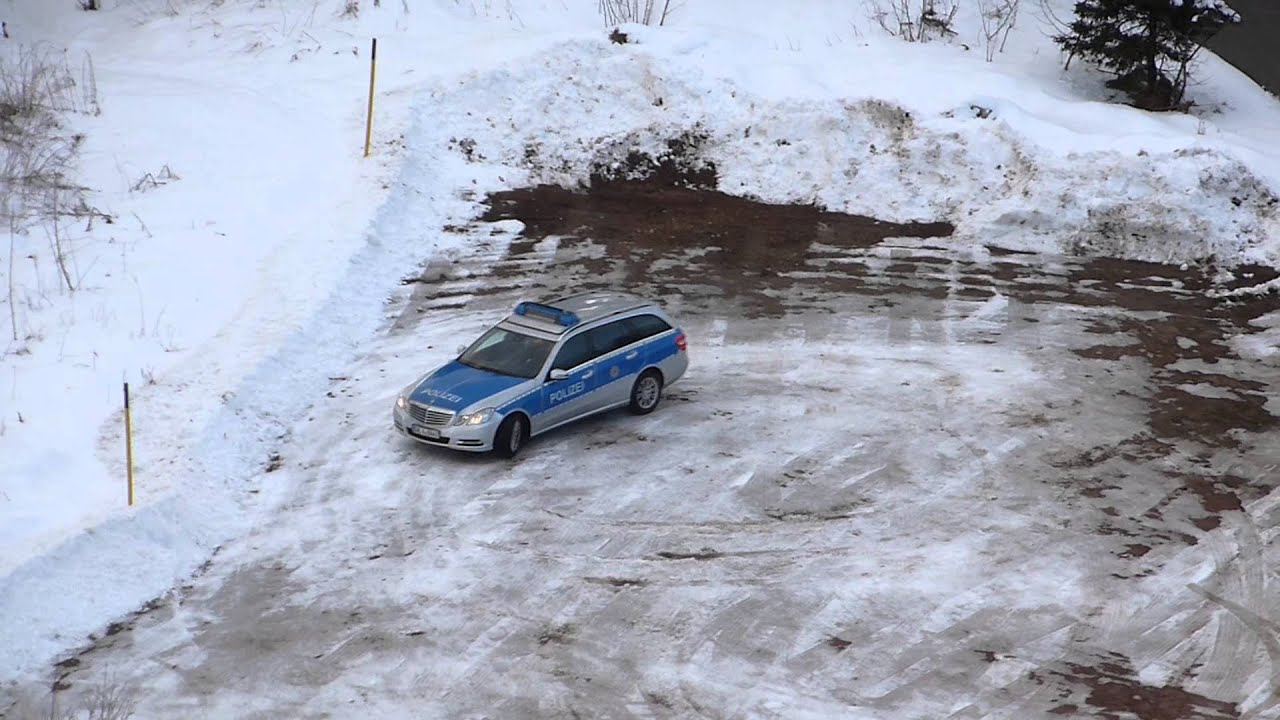 Schnee: Polizei stoppt Wahnsinn und ist geschockt - Ist das der irrste  Autofahrer der Welt?