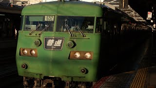 朝日を浴びる117系　京都駅発車