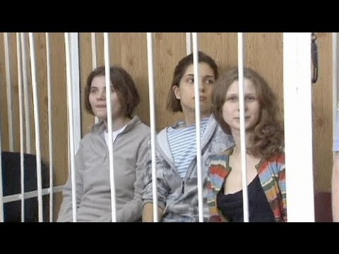 Video: İki Pussy Riot üyesi Moskova'da Gözaltına Alındı