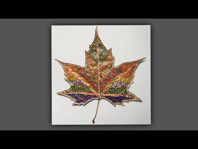 Peindre la silhouette d'une feuille d'arbre avec de la peinture