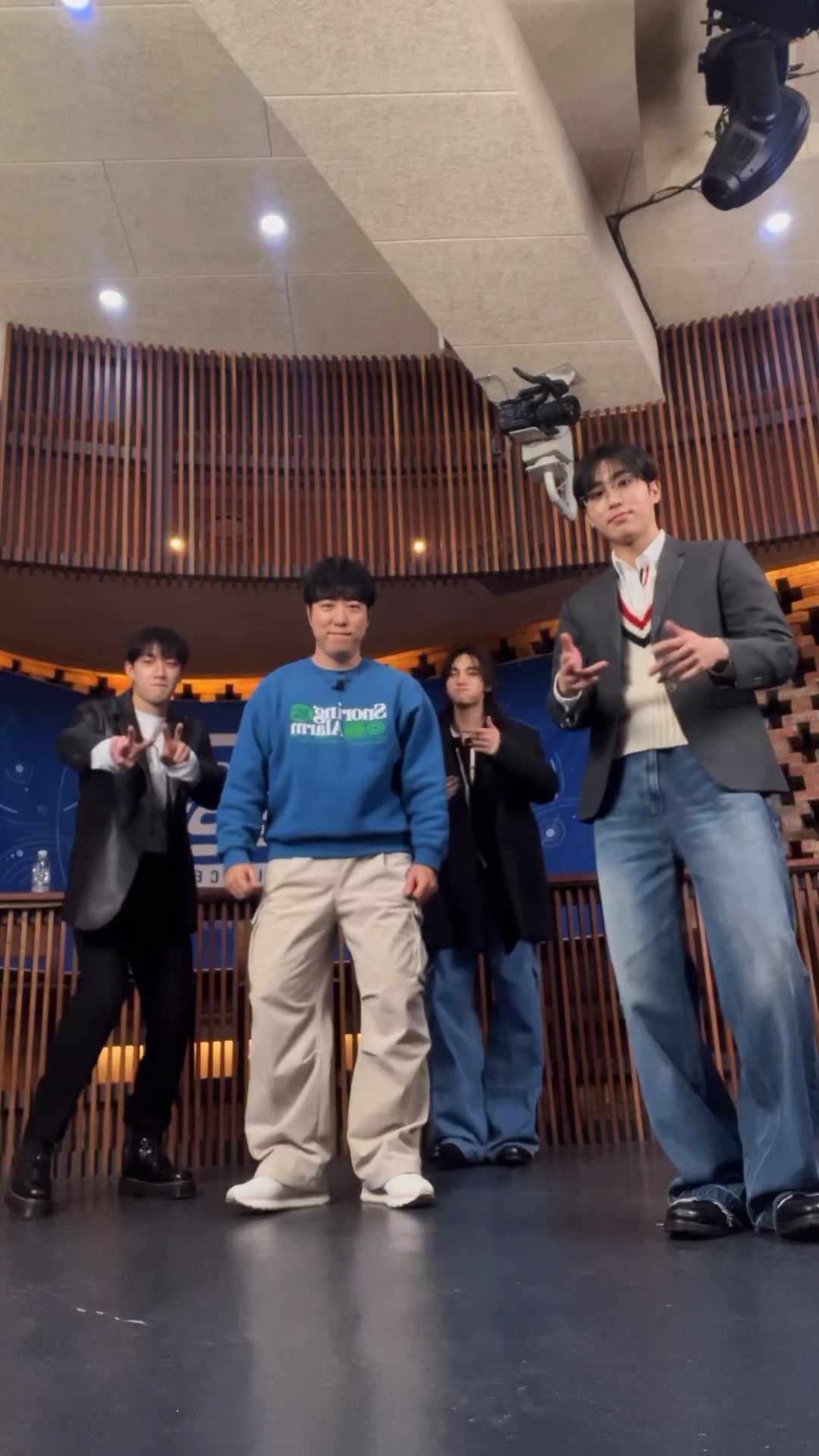 방찬 \u0026 현진 \u0026 한의 #WalkinOnWater Challenge ? w/ #궤도 님!? #StrayKids #스트레이키즈 #合 #HOP #StrayKidsComeback