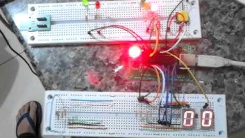 Relatório 5 - Semáforos com Displays de 7 segmentos multiplexados por interrupções