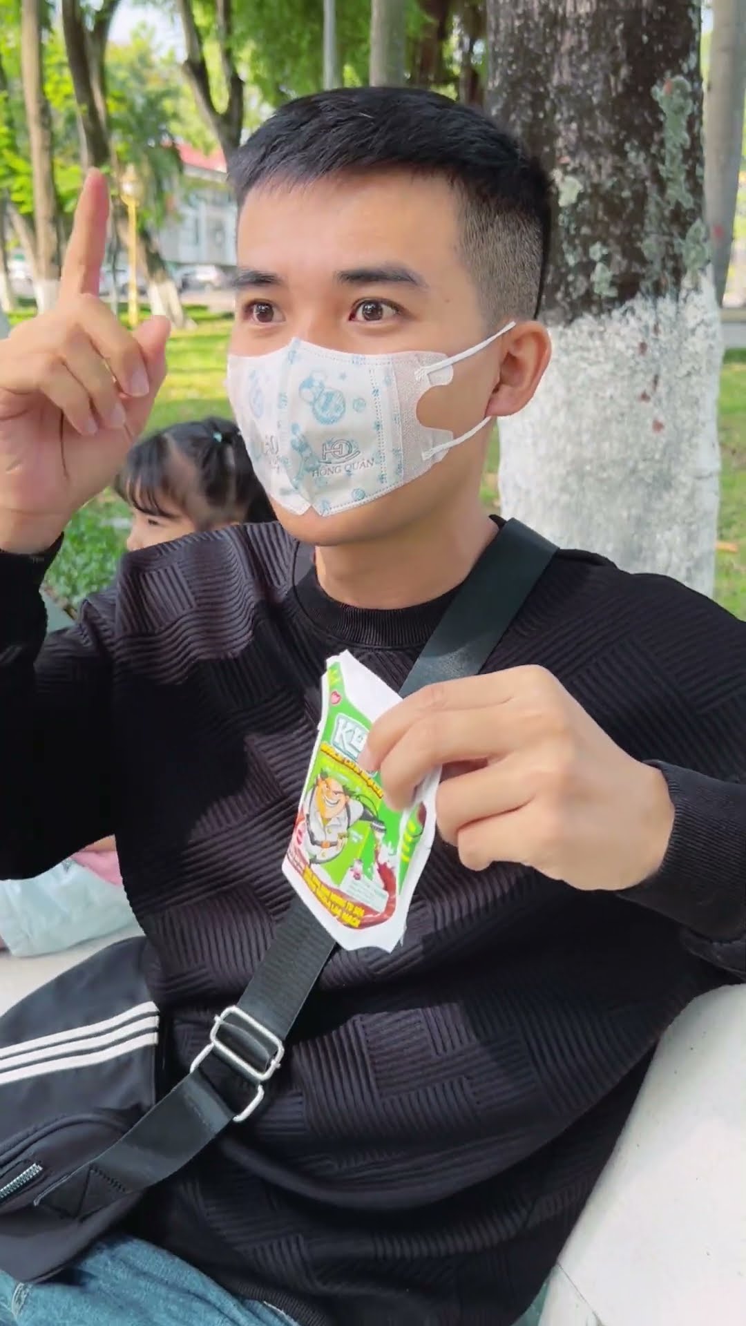 Su Hao: Kind boy and face mask give little girl ? #shorts