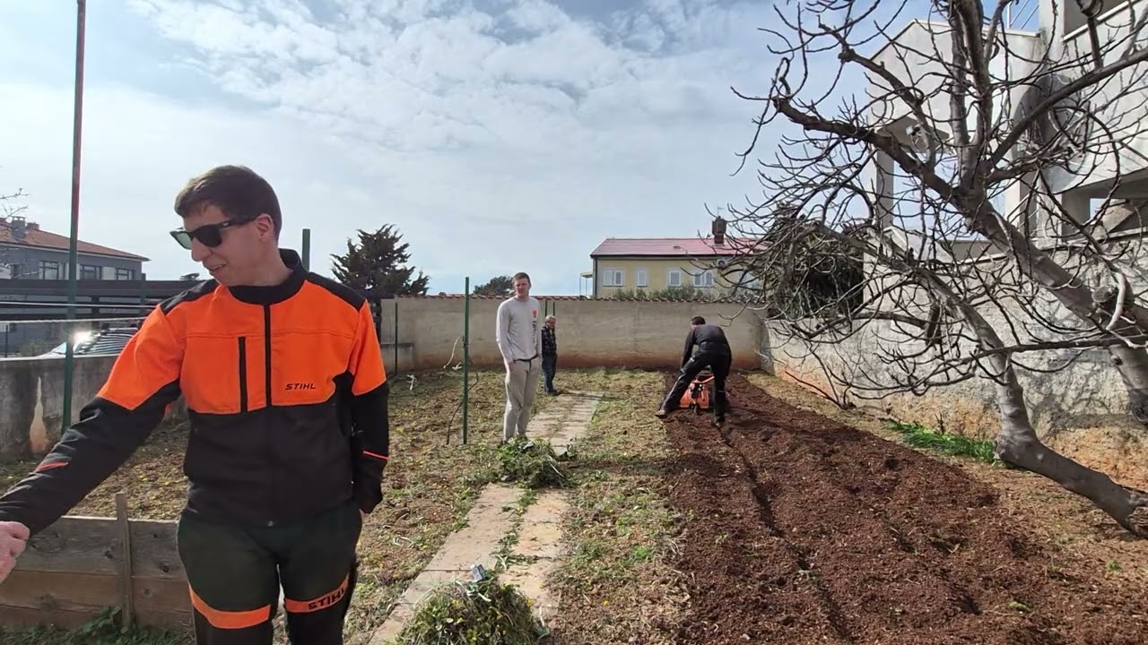 Frezanje vrta otok Krk, Punat. Stalna 3 klijenta, gospoda u penziji, znaju ča vaja.