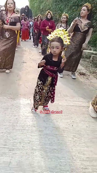 Beautiful little sister confused about following the fun dance moves #shorts #home #dance #dj #fy...