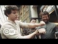 Street magician Julius Dein | DW English Video Klibi Street magician Julius Dein | DW English Video Klibi