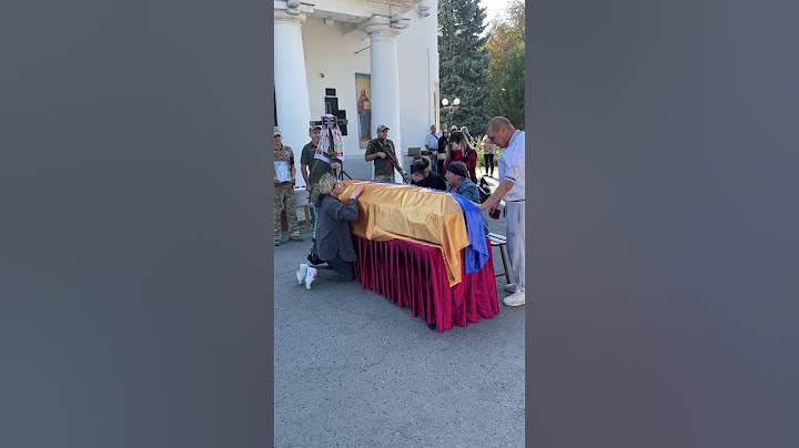 Рідні біля труни оплакують загиблого на війні сержанта Ігора Кабаченка