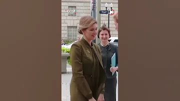 سيدة أوكرانيا الأولى تلفت الأنظار بزي عسكري 
