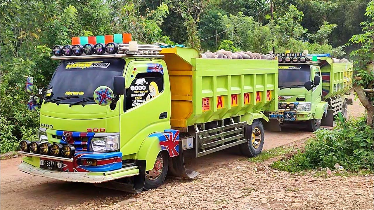 Truk Jomplang. Mobil Truk HINO DUTRO Bongkar Muatan BATU SUNGAI Full Bak Menggunung DILOKASI SEMPIT