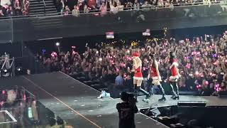 Blackpink in Christmas outfits chatting and joking (Live @ Ziggo Dome Amsterdam 22.12.22)