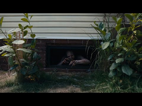 Видео: В подвале зловещего дома живёт ужасный монстр-людоед [пересказ фильма ужасов Варвар 2022]