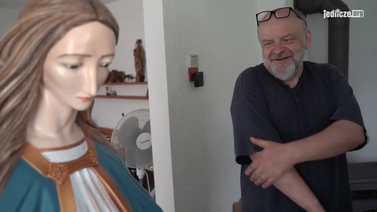 Kopia rzeźby Matki Bożej z kapliczki z Gietrzwałdu autorstwa Pawła Leszegi