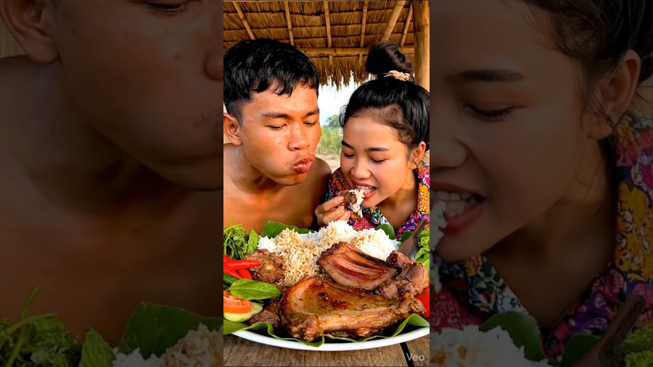 Челлендж по поеданию жареной свинины и курицы 