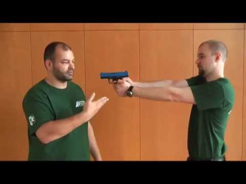 Video: Wie Man Eine Waffe Wegnimmt