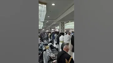 منظرا رباني ا لضيوف العريس الدكتور امين عبدالله الشريف اثناء اداء الصلاة 