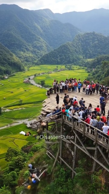DETKI-DETIK LANTAI VIEWPOINT AMBRUK! Ratusan Warga Jatuh ke Jurang! #shorts