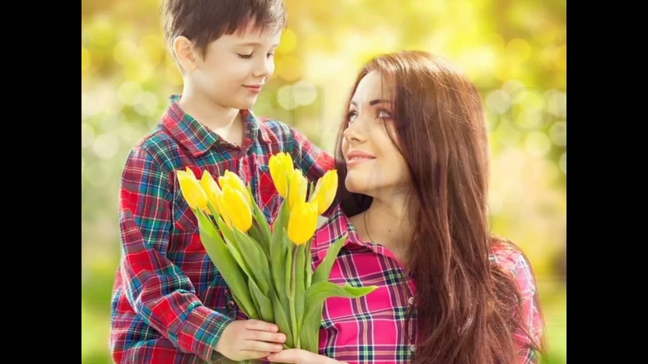 Видео маме цветы. Ребенок дарит цветы маме. Мальчик дарит цветы маме. Цветы для мамы. Семья поздравляет маму.