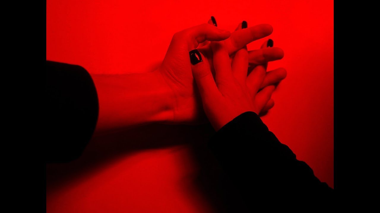 在 YouTube 上观看 Violet Raymoor - Nightborn (Official video)