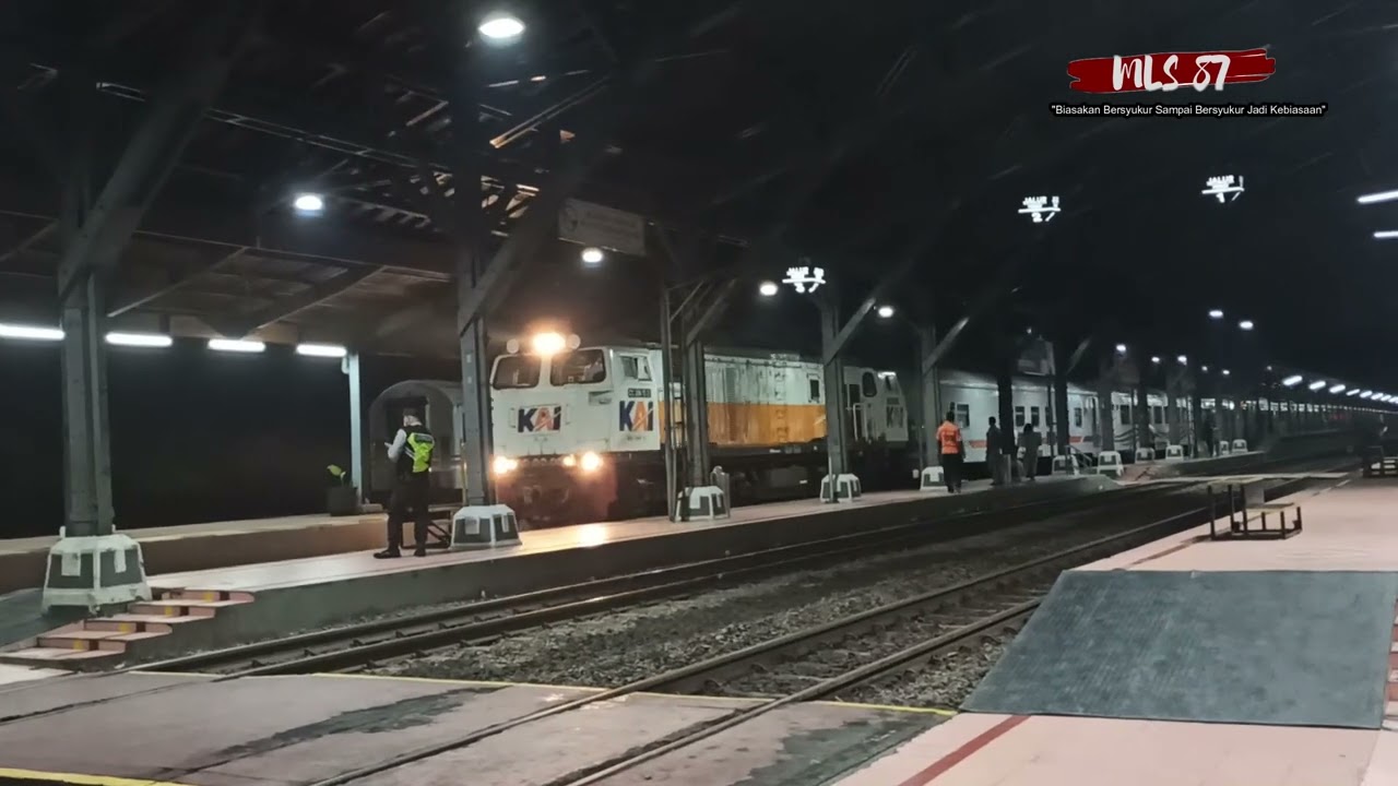 KA Gumarang di stasiun Pekalongan..Disambut instrumen Gambang Semarang